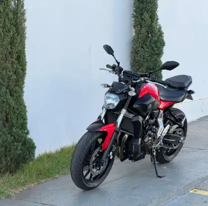 YAMAHA-MT-07-2015