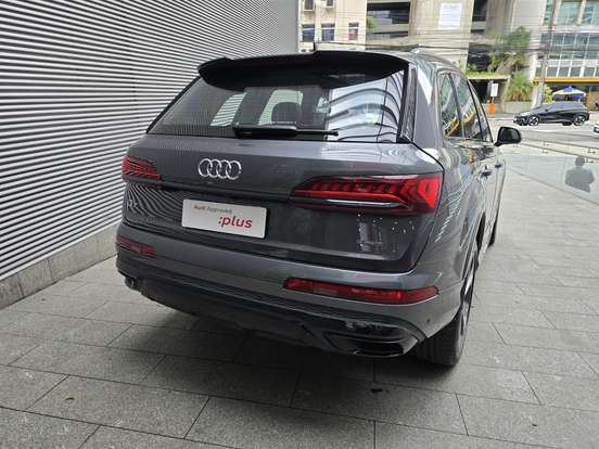 AUDI-Q7-2022