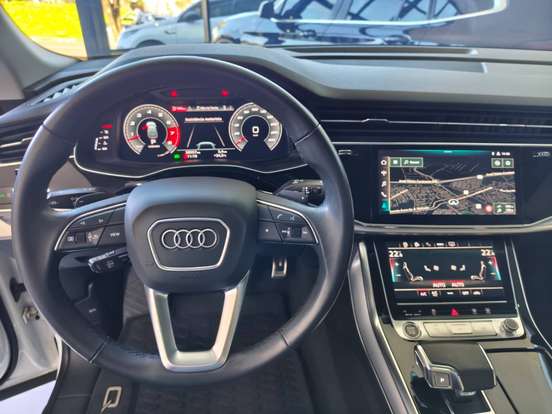 AUDI-Q8-2020