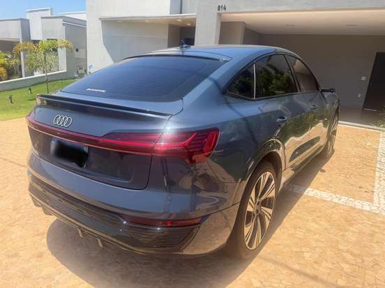 AUDI-Q8-2023