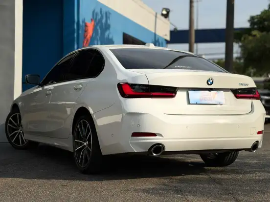 BMW-320i-2023