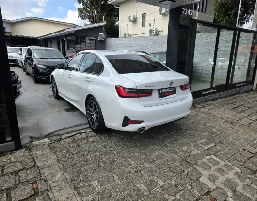 BMW-320i-2019