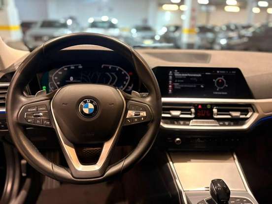 BMW-320i-2021
