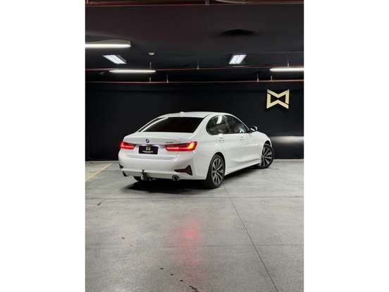 BMW-320i-2022