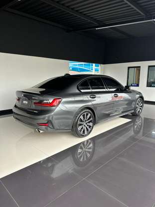 BMW-320i-2021