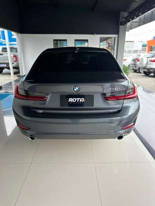 BMW-320i-2021