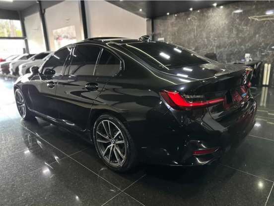 BMW-320i-2022