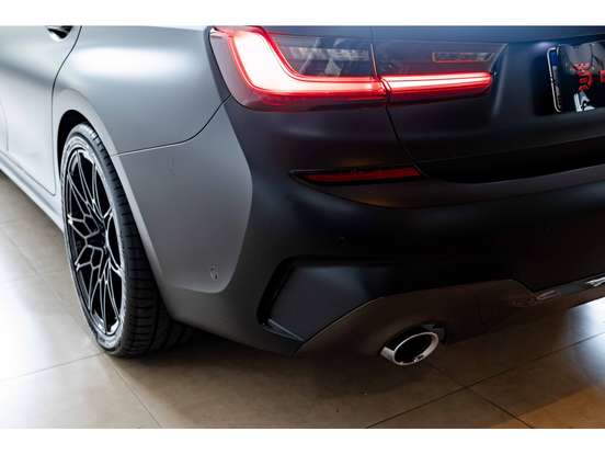 BMW-330e-2021