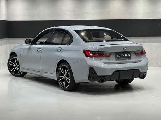 BMW-330e-2022