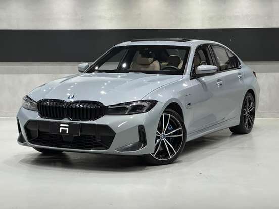 BMW-330e-2022