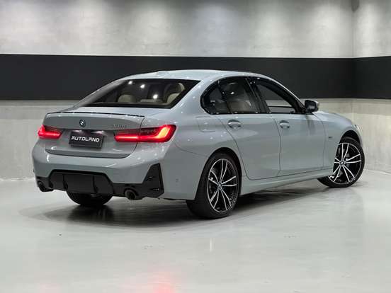 BMW-330e-2022