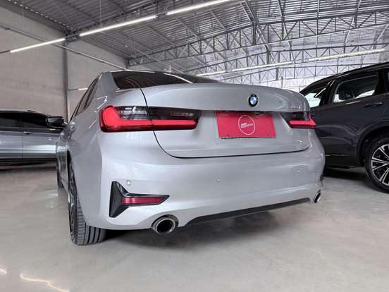 BMW-330i-2019