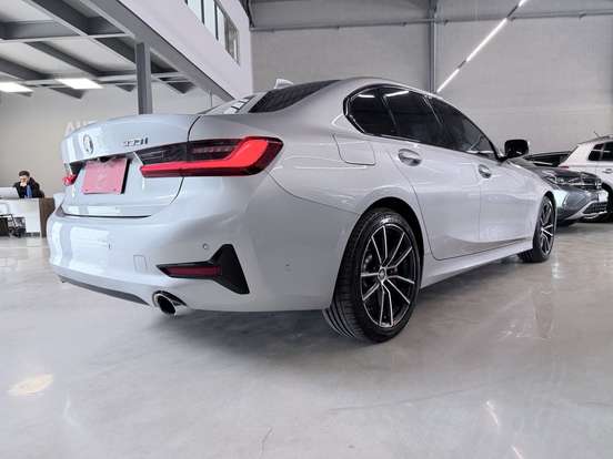 BMW-330i-2019
