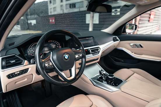 BMW-320i-2019