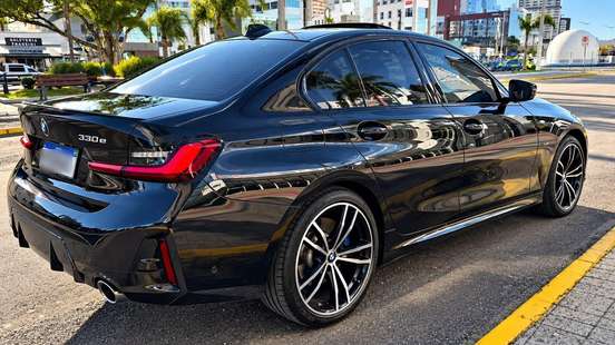 BMW-330e-2023