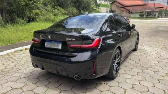 BMW-330e-2023