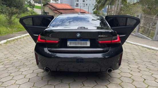 BMW-330e-2023