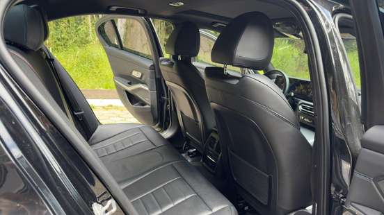 BMW-330e-2023