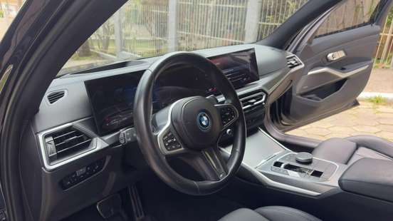 BMW-330e-2023