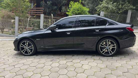 BMW-330e-2023