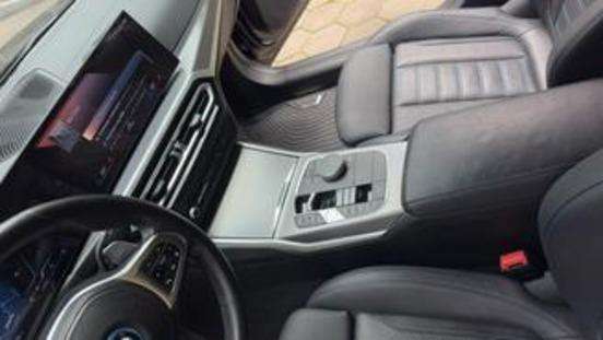 BMW-330e-2023