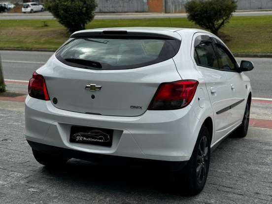 CHEVROLET-ONIX-2015