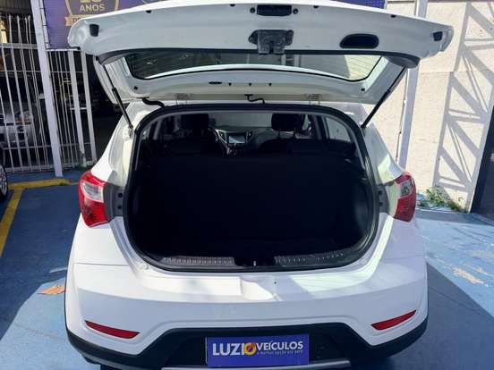 HYUNDAI-HB20X-2015