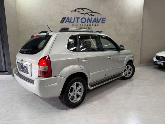 HYUNDAI-TUCSON-2.0 MPFI GL 16V 2WD GASOLINA 4P AUTOMÁTICO HYUNDAI-TUCSON-2011