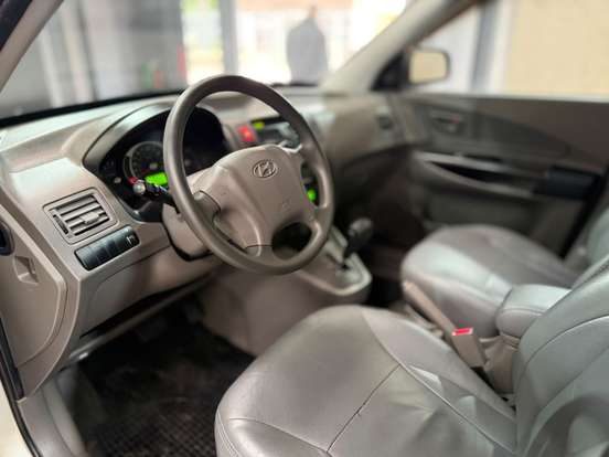 HYUNDAI-TUCSON-2.0 MPFI GL 16V 2WD GASOLINA 4P AUTOMÁTICO HYUNDAI-TUCSON-2011