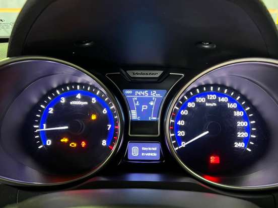 HYUNDAI-VELOSTER-2012