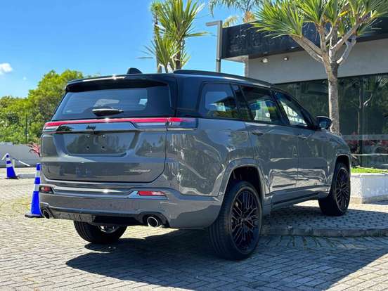 JEEP-COMMANDER-2.0 HURRICANE 4 TURBO FLEX BLACKHAWK AT9 JEEP-COMMANDER-2026
