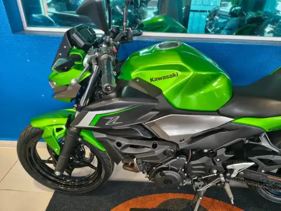 KAWASAKI-Z500-2025