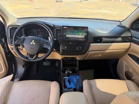 MITSUBISHI-OUTLANDER-2015
