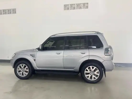 MITSUBISHI-PAJERO TR4-2010