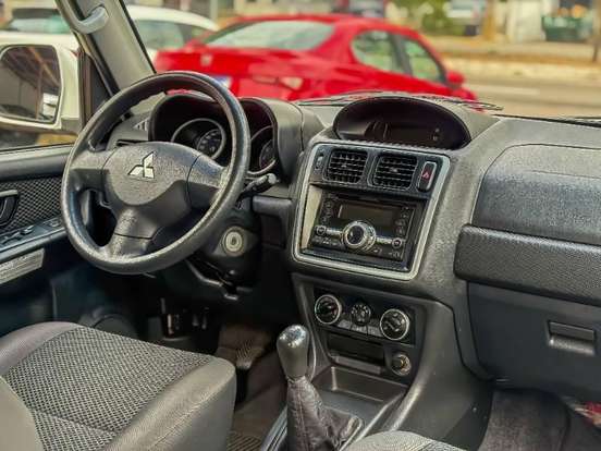 MITSUBISHI-PAJERO TR4-2011