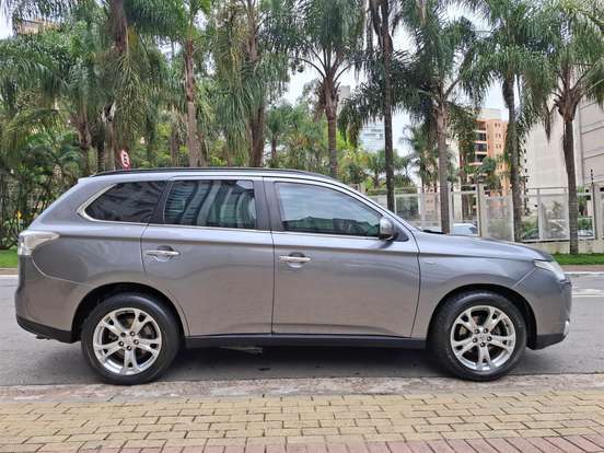 MITSUBISHI-OUTLANDER-2014