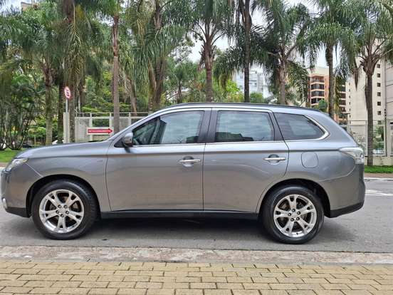 MITSUBISHI-OUTLANDER-2014