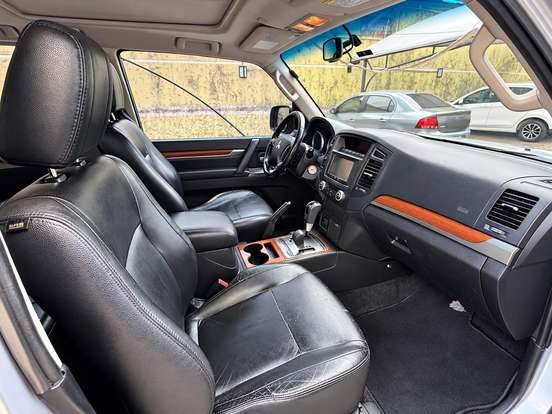 MITSUBISHI-PAJERO FULL-2011