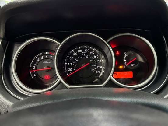 NISSAN-TIIDA-2010