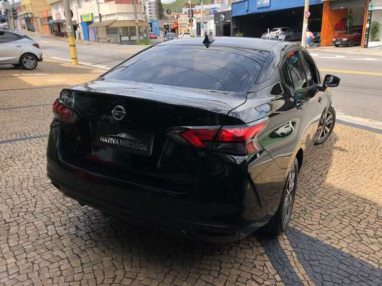 NISSAN-VERSA-2021