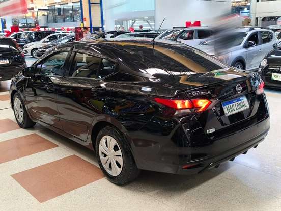 NISSAN-VERSA-2021