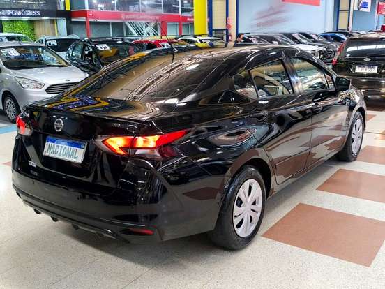 NISSAN-VERSA-2021