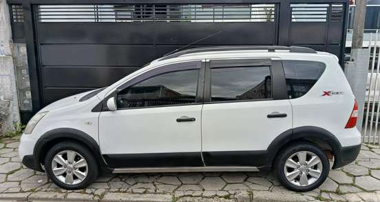 NISSAN-LIVINA-2011