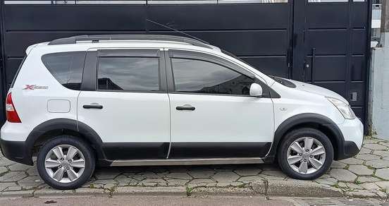 NISSAN-LIVINA-2011
