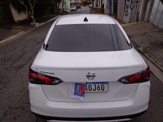 NISSAN-VERSA-2021