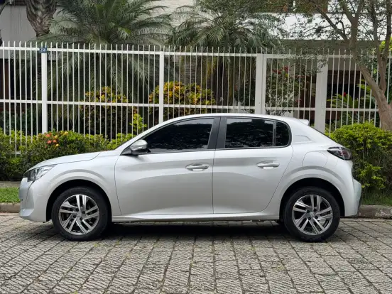PEUGEOT-208-2021