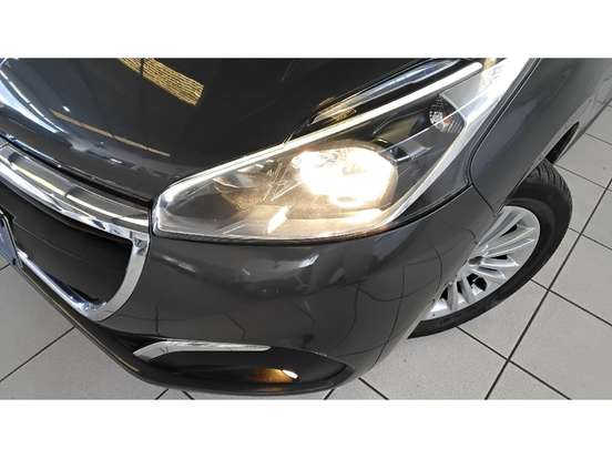 PEUGEOT-208-2017