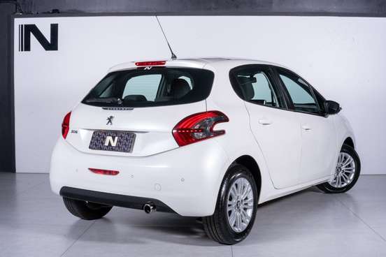 PEUGEOT-208-2018