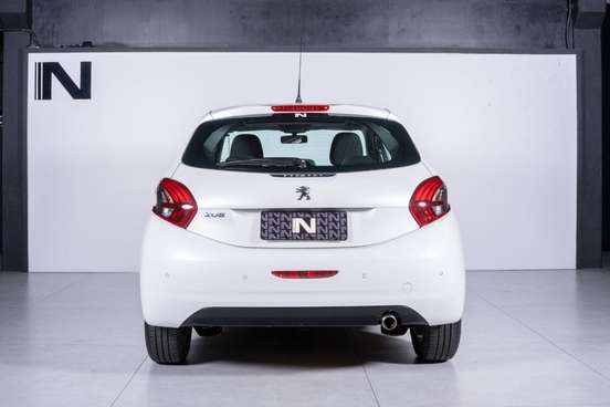 PEUGEOT-208-2018