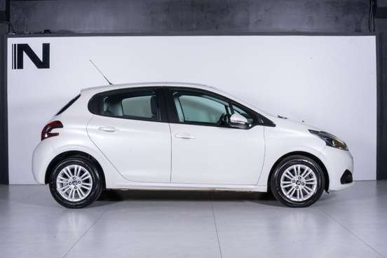 PEUGEOT-208-2018